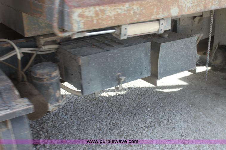 image for item AJ9498 1993 Ford LNT8000 dump truck