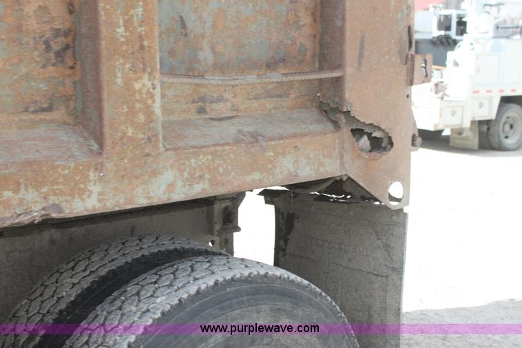 image for item AJ9498 1993 Ford LNT8000 dump truck