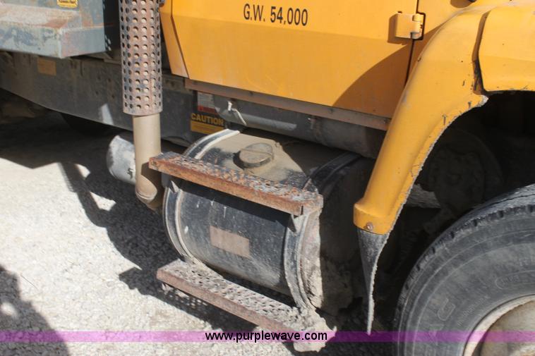 image for item AJ9498 1993 Ford LNT8000 dump truck