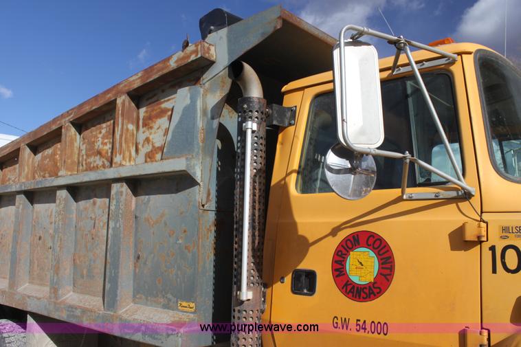 image for item AJ9498 1993 Ford LNT8000 dump truck