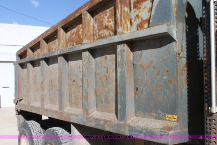 image for item AJ9498 1993 Ford LNT8000 dump truck