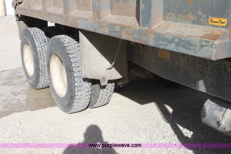 image for item AJ9498 1993 Ford LNT8000 dump truck