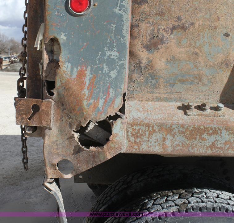 image for item AJ9498 1993 Ford LNT8000 dump truck