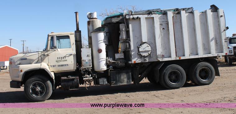 image for item C3692 1989 Ford L9000 vactor truck