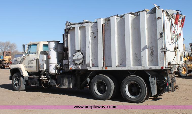 image for item C3692 1989 Ford L9000 vactor truck