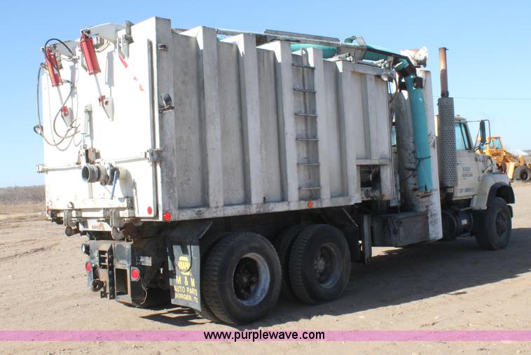 image for item C3692 1989 Ford L9000 vactor truck