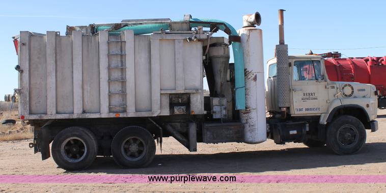 image for item C3692 1989 Ford L9000 vactor truck