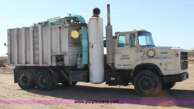 image for item C3692 1989 Ford L9000 vactor truck