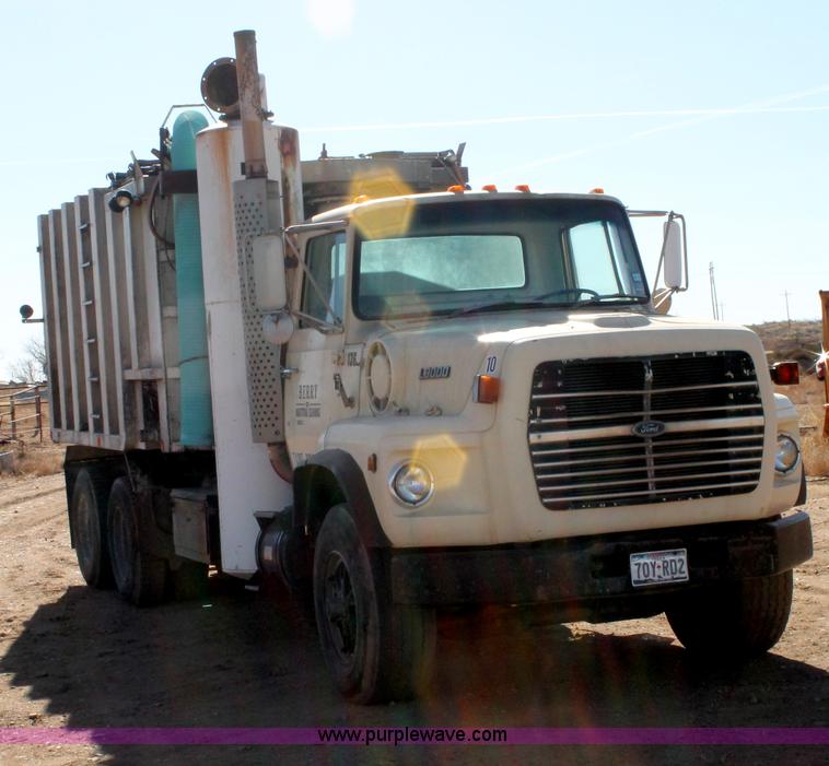 image for item C3692 1989 Ford L9000 vactor truck