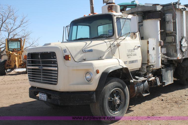 image for item C3692 1989 Ford L9000 vactor truck
