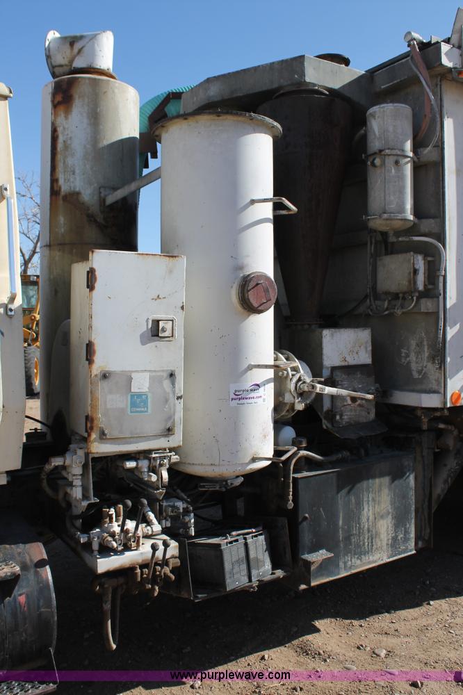 image for item C3692 1989 Ford L9000 vactor truck