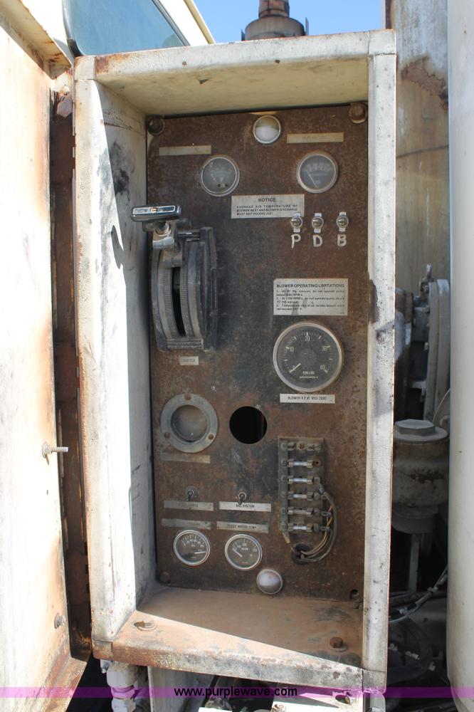 image for item C3692 1989 Ford L9000 vactor truck