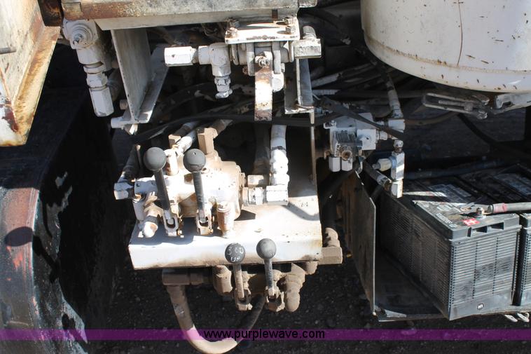 image for item C3692 1989 Ford L9000 vactor truck