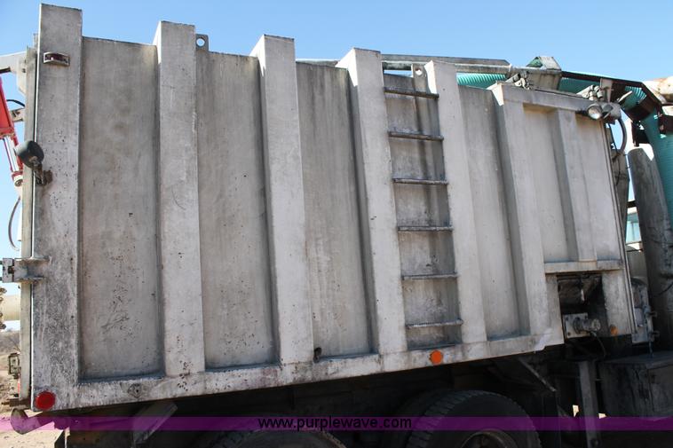 image for item C3692 1989 Ford L9000 vactor truck