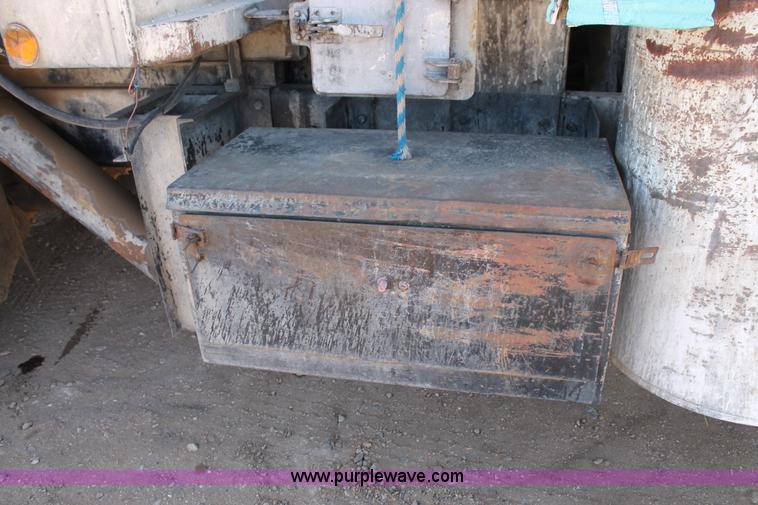 image for item C3692 1989 Ford L9000 vactor truck