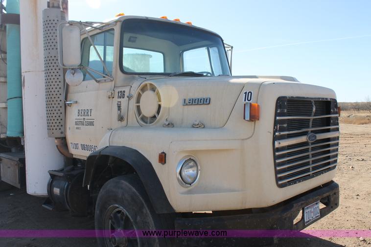 image for item C3692 1989 Ford L9000 vactor truck