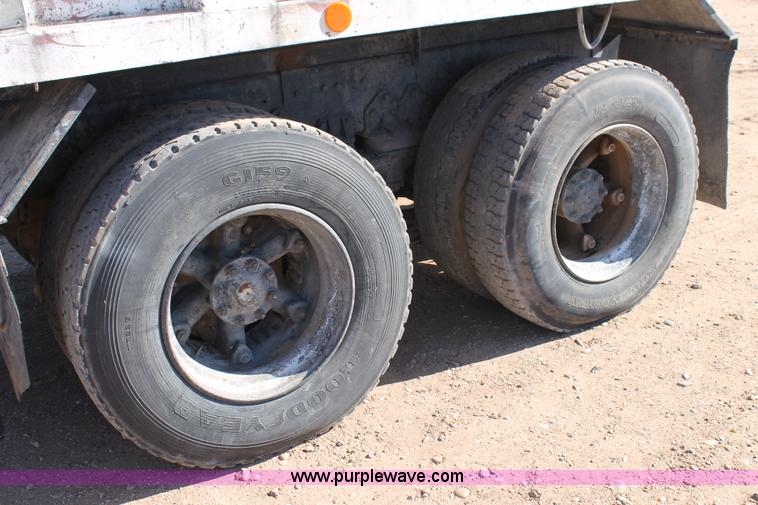 image for item C3692 1989 Ford L9000 vactor truck