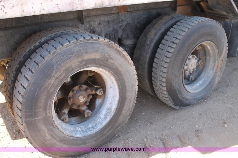 image for item C3692 1989 Ford L9000 vactor truck