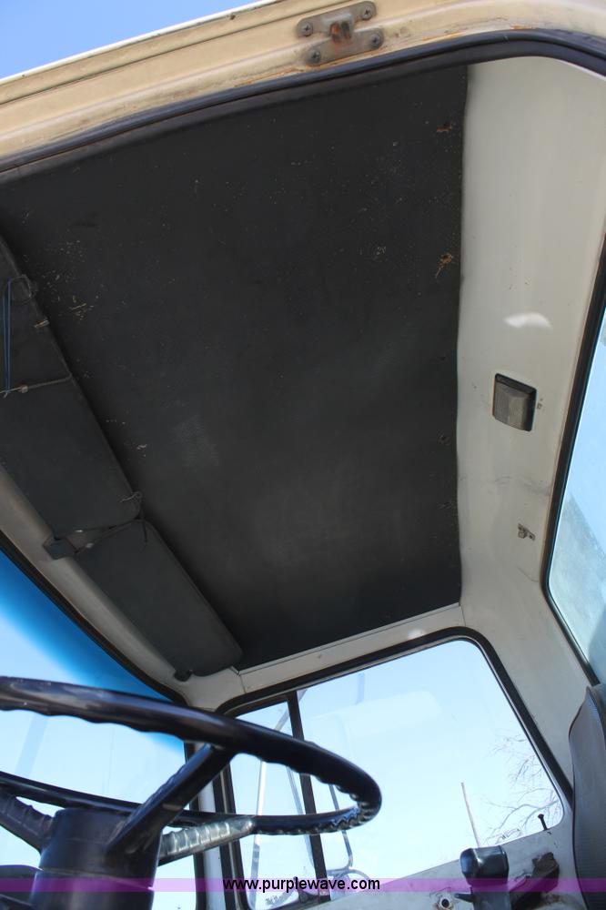 image for item C3692 1989 Ford L9000 vactor truck