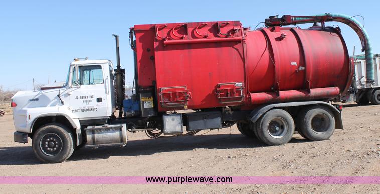 image for item C3693 1993 Ford LTS9000 vactor truck