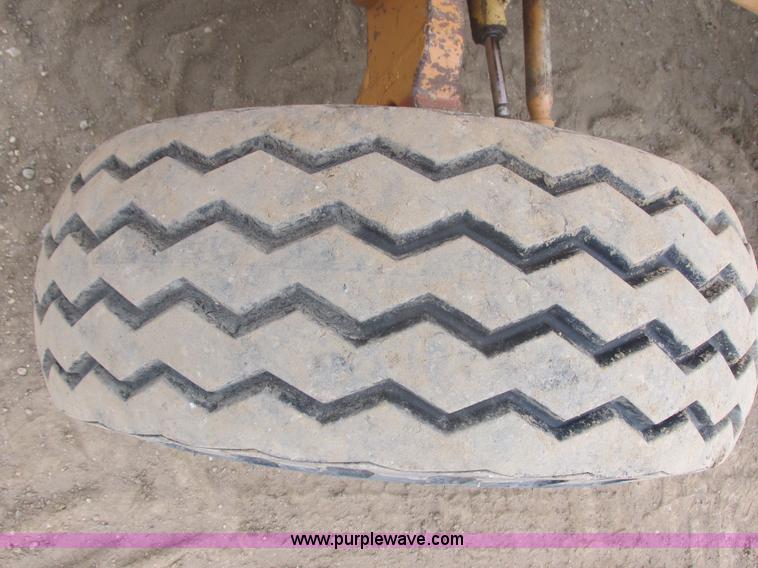 image for item E5273 1984 Case 586D forklift