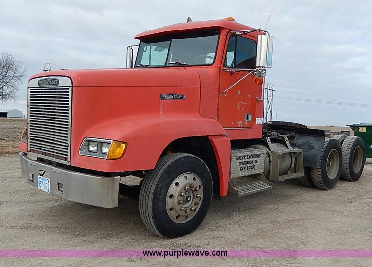 image for item H1258 1990 Freightliner FLD semi truck