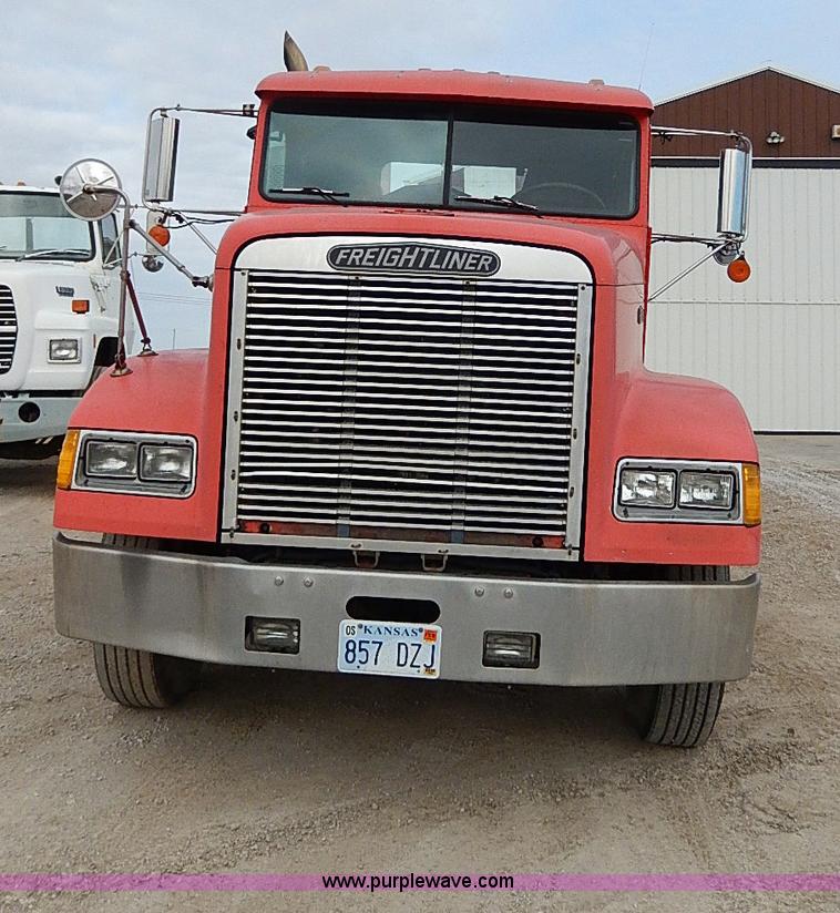 image for item H1258 1990 Freightliner FLD semi truck