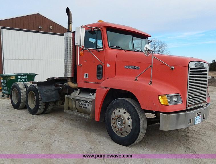 image for item H1258 1990 Freightliner FLD semi truck