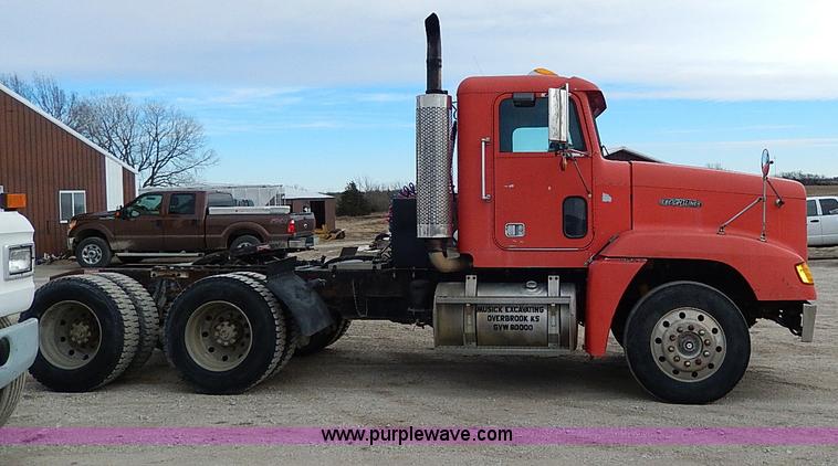 image for item H1258 1990 Freightliner FLD semi truck