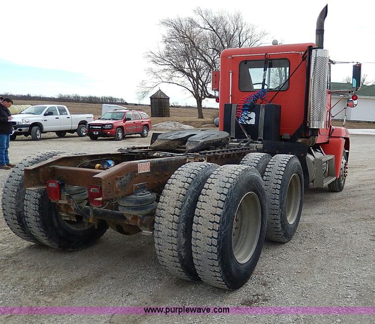 image for item H1258 1990 Freightliner FLD semi truck