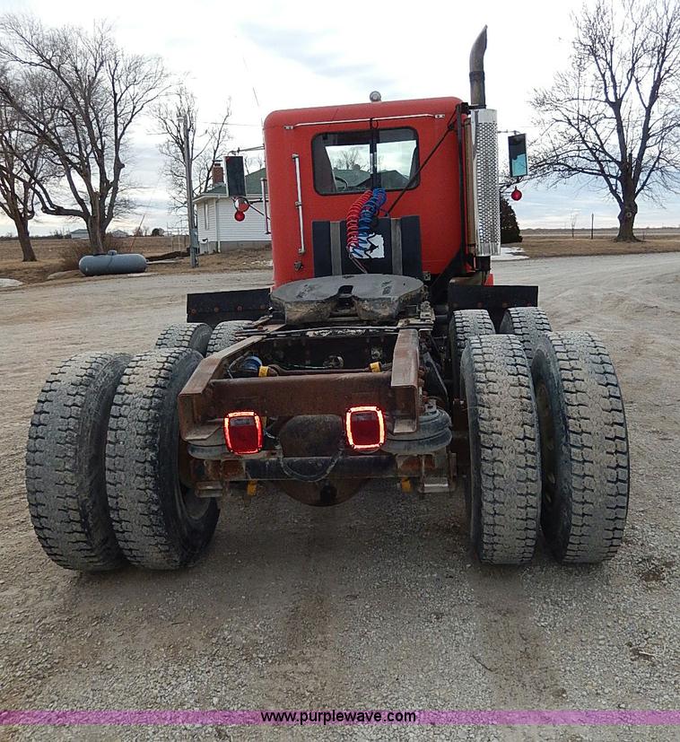 image for item H1258 1990 Freightliner FLD semi truck