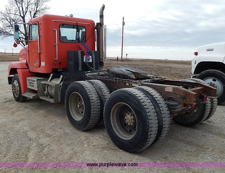 image for item H1258 1990 Freightliner FLD semi truck