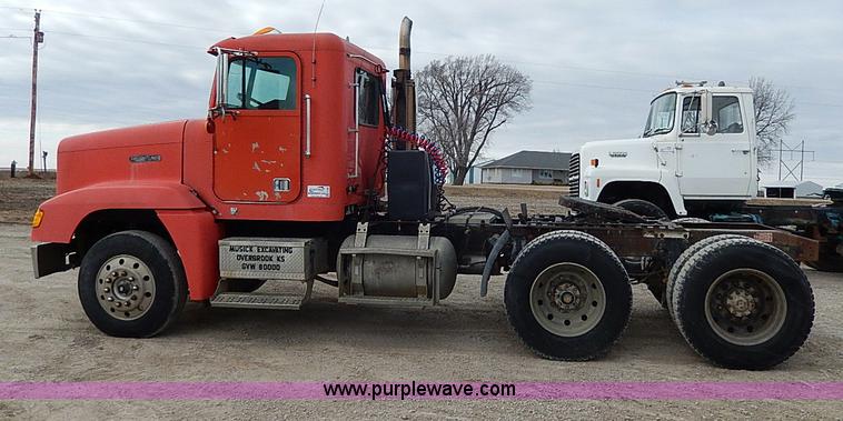 image for item H1258 1990 Freightliner FLD semi truck