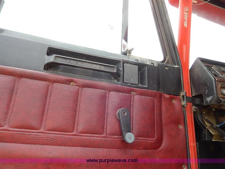 image for item H1258 1990 Freightliner FLD semi truck