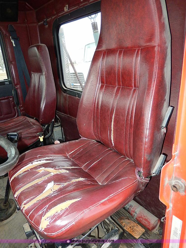 image for item H1258 1990 Freightliner FLD semi truck