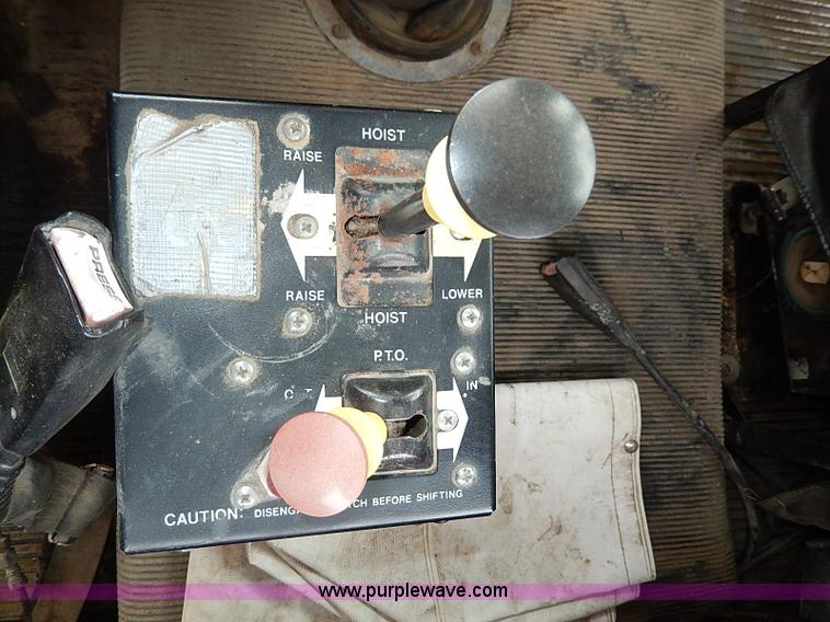 image for item H1258 1990 Freightliner FLD semi truck