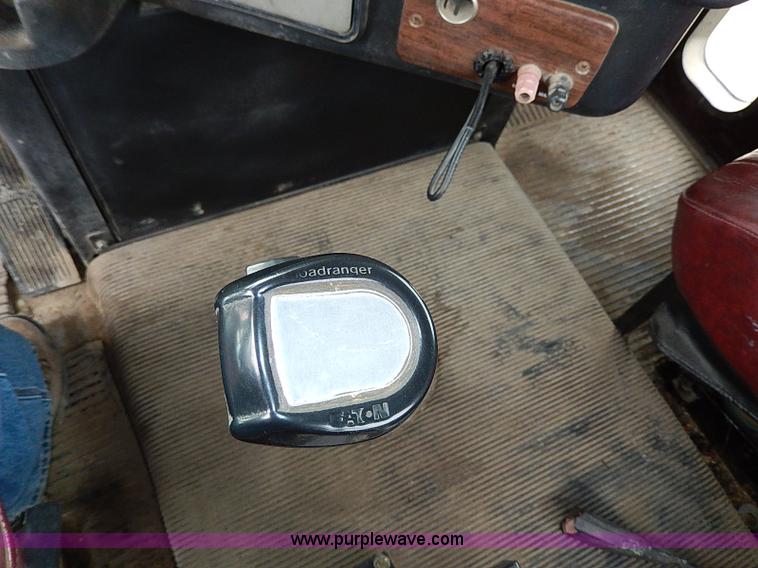 image for item H1258 1990 Freightliner FLD semi truck