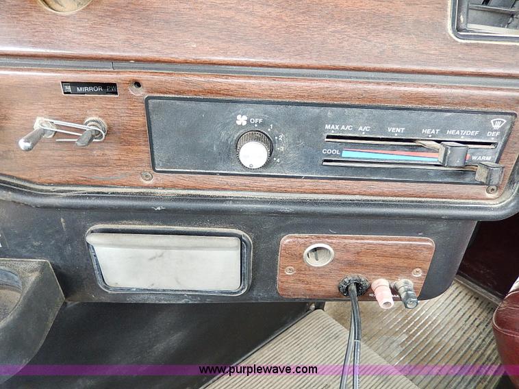 image for item H1258 1990 Freightliner FLD semi truck