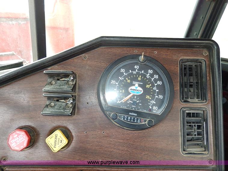 image for item H1258 1990 Freightliner FLD semi truck