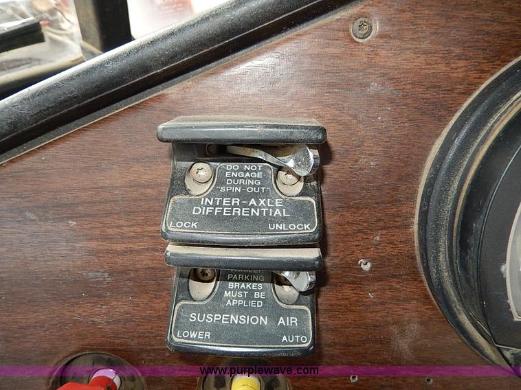 image for item H1258 1990 Freightliner FLD semi truck