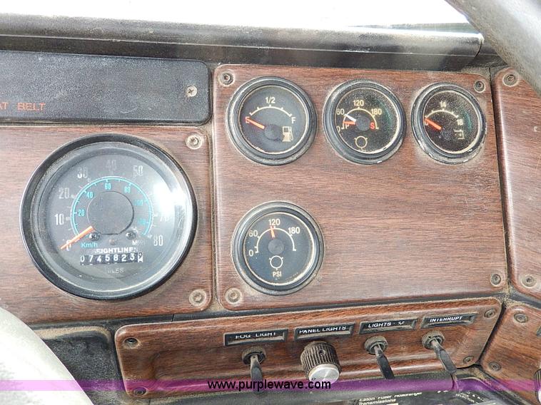 image for item H1258 1990 Freightliner FLD semi truck