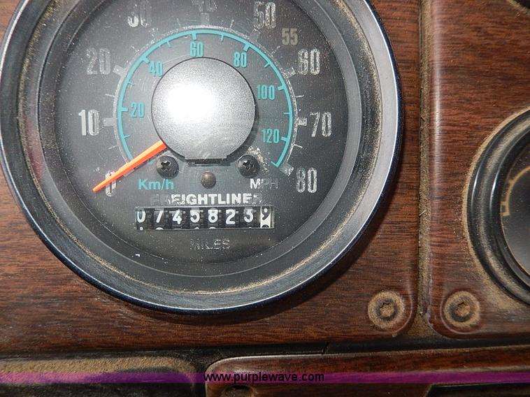 image for item H1258 1990 Freightliner FLD semi truck