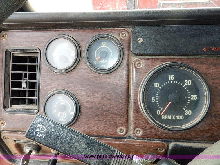 image for item H1258 1990 Freightliner FLD semi truck