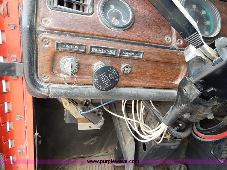 image for item H1258 1990 Freightliner FLD semi truck