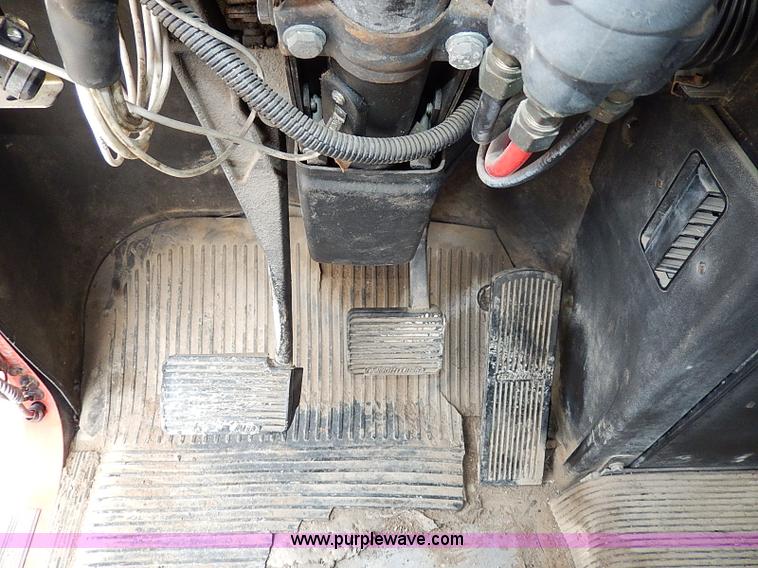 image for item H1258 1990 Freightliner FLD semi truck