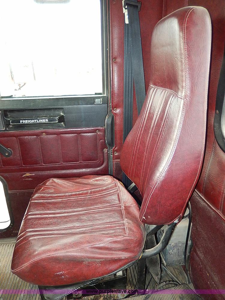 image for item H1258 1990 Freightliner FLD semi truck