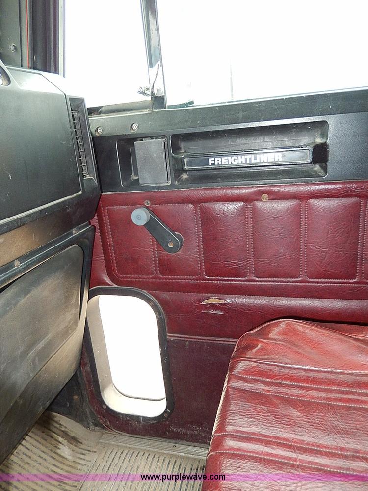 image for item H1258 1990 Freightliner FLD semi truck