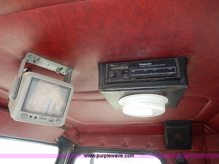 image for item H1258 1990 Freightliner FLD semi truck