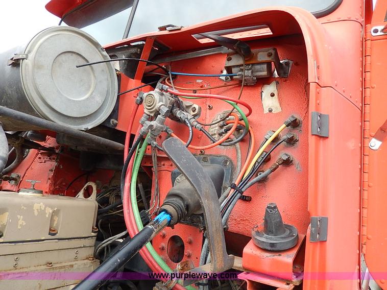 image for item H1258 1990 Freightliner FLD semi truck