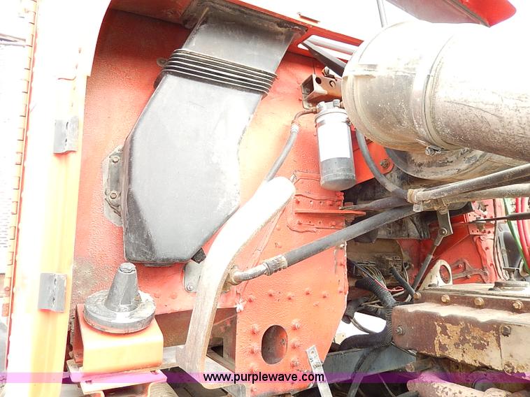 image for item H1258 1990 Freightliner FLD semi truck